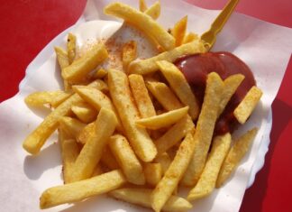 Lubisz fast foody? Sprawdź, jak wybrać najzdrowszą opcję w barze szybkiej obsługi fast food, niezdrowe jedzenie, jak jeść fast foody, zdrowy fast food, zdrowszy fast food, restauracje fast food, jedzenie z fast foodów,