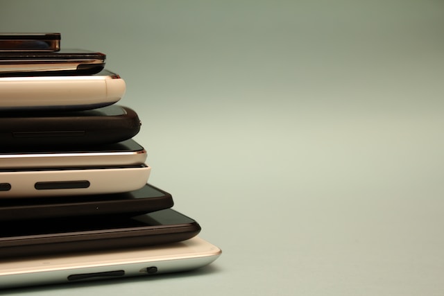 hal-gatewood-WcYeiHMexR0-unsplash Najlepsze smartfony dla seniorów: przegląd rynku