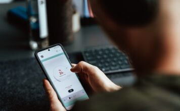Smartfon jako narzędzie do monitorowania zdrowia seniorów Smartfon jako narzędzie do monitorowania zdrowia seniorów
