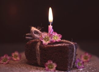 Jak przymocować świeczkę do stroika?