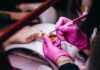 Lampa do manicure na biurko a precyzja koloru – jak światło wpływa na ocenę odcieni i detali stylizacji? lampa do manicure na biurko